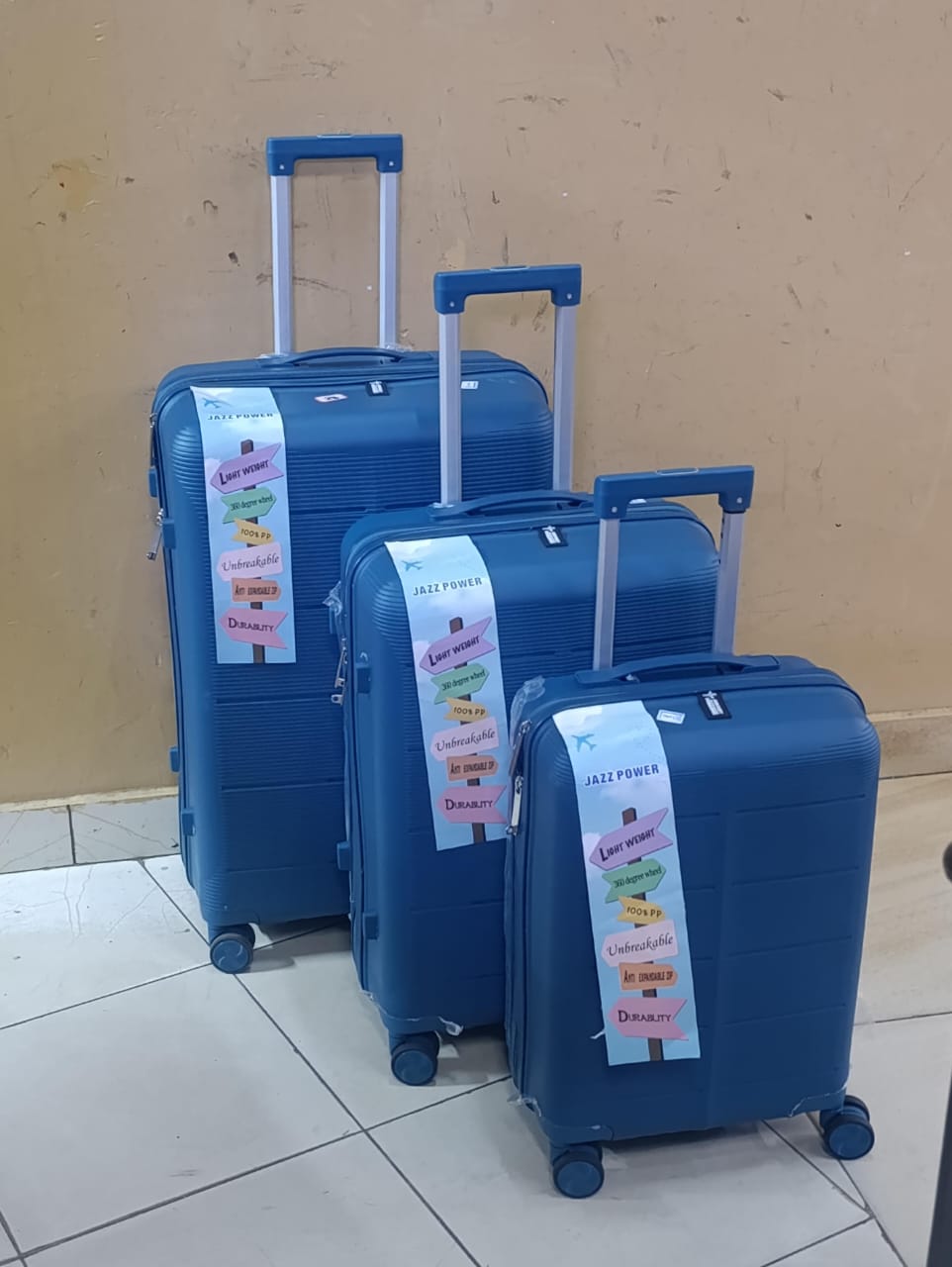 📌📌 3 in 1 Unbreakable PP Suitcase
▪️Zipper closure frame.
▪️360 Easy-glide spinner wheels. 
▪️Telescopic handle system locks in multiple levels to adapt.
▪️Compression straps
Height 66cm,60cm,50cm
