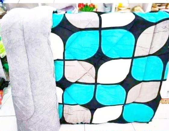 [😍PROMOTION 😍] LUXURIOUS COMFY WARM LUSHIOUS Woolen Duvet ; Size: 6*6 Does not have a bedsheet or pillowcases