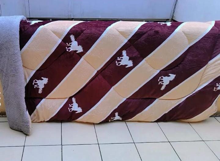 [😍PROMOTION 😍] LUXURIOUS COMFY WARM LUSHIOUS Woolen Duvet ; Size: 6*6 Does not have a bedsheet or pillowcases