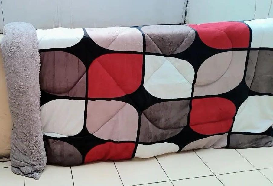 [😍PROMOTION 😍] LUXURIOUS COMFY WARM LUSHIOUS Woolen Duvet ; Size: 6*6 Does not have a bedsheet or pillowcases