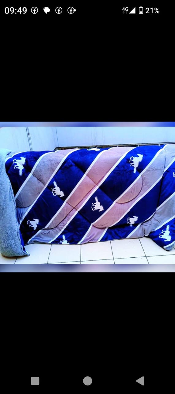 [😍PROMOTION 😍] LUXURIOUS COMFY WARM LUSHIOUS Woolen Duvet ; Size: 6*6 Does not have a bedsheet or pillowcases