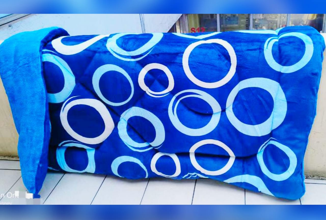 [😍PROMOTION 😍] LUXURIOUS COMFY WARM LUSHIOUS Woolen Duvet ; Size: 6*6 Does not have a bedsheet or pillowcases
