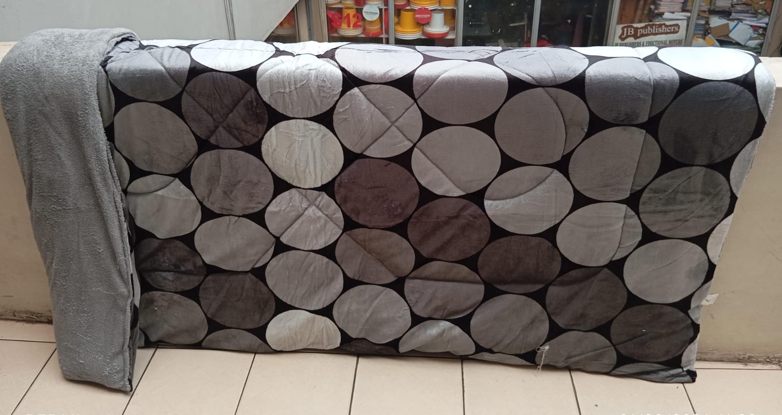 [😍PROMOTION 😍] LUXURIOUS COMFY WARM LUSHIOUS Woolen Duvet ; Size: 6*6 Does not have a bedsheet or pillowcases
