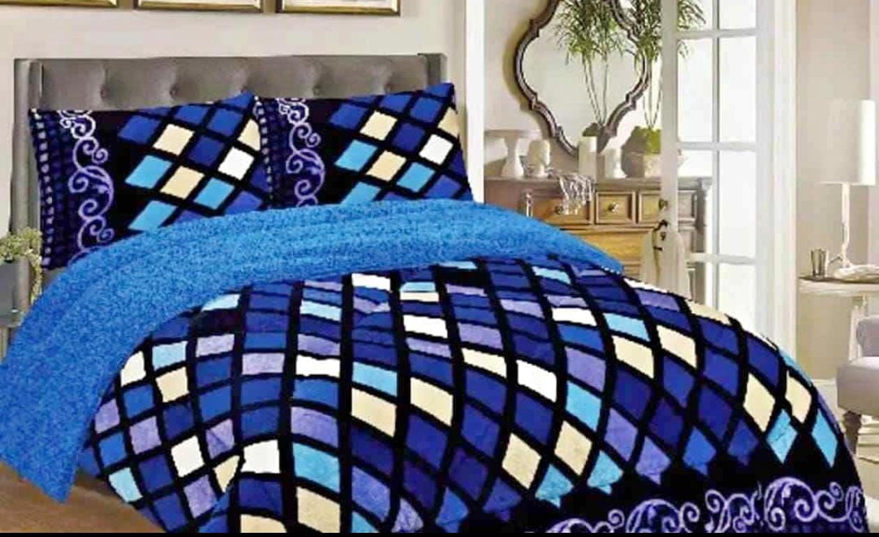 [😍PROMOTION 😍] LUXURIOUS COMFY WARM LUSHIOUS Woolen Duvet ; Size: 6*6 Does not have a bedsheet or pillowcases