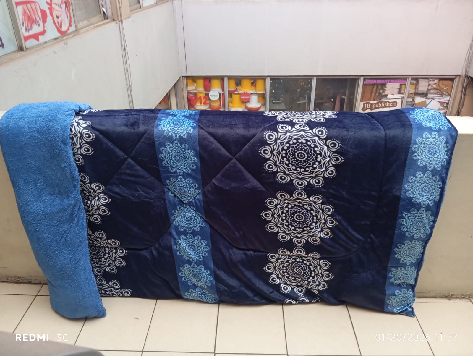 [😍PROMOTION 😍] LUXURIOUS COMFY WARM LUSHIOUS Woolen Duvet ; Size: 6*6 Does not have a bedsheet or pillowcases