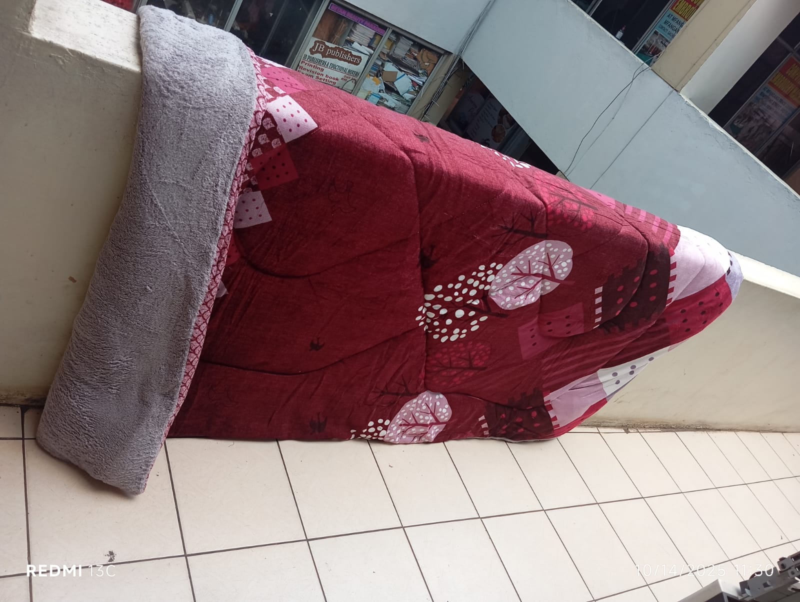 [😍PROMOTION 😍] LUXURIOUS COMFY WARM LUSHIOUS Woolen Duvet ; Size: 6*6 Does not have a bedsheet or pillowcases