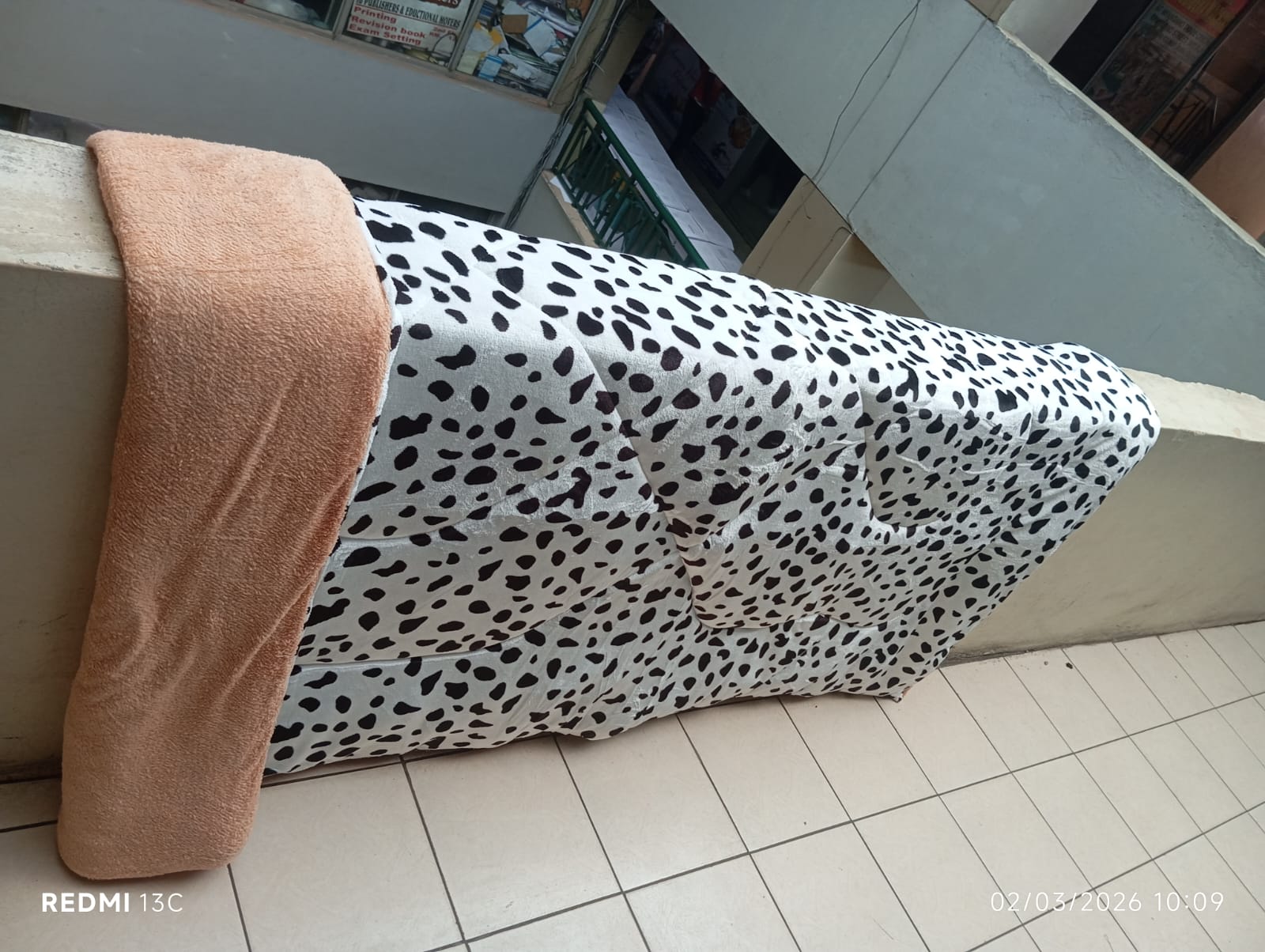 [😍PROMOTION 😍] LUXURIOUS COMFY WARM LUSHIOUS Woolen Duvet ; Size: 6*6 Does not have a bedsheet or pillowcases