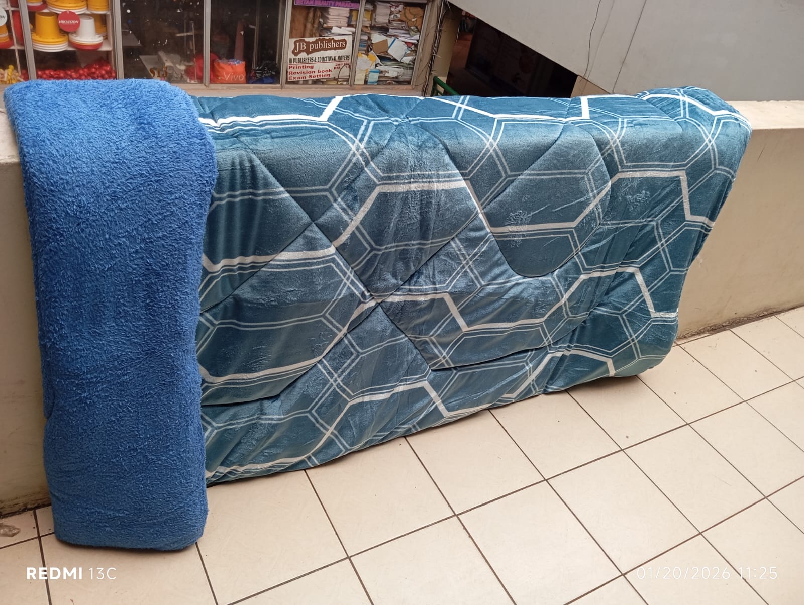 [😍PROMOTION 😍] LUXURIOUS COMFY WARM LUSHIOUS Woolen Duvet ; Size: 6*6 Does not have a bedsheet or pillowcases