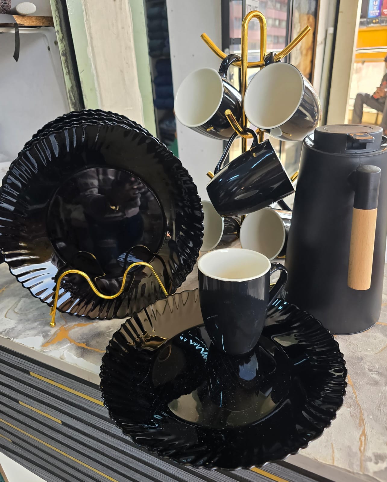 (CRAZY offer)🔵 13Piece Dinner Set🕺🏼💃
🔹️ Set Consist of:
      ▪️breakable flask.
      ▪️6pcs black trendy  ceramic cups. 
      ▪️6pcs big plates