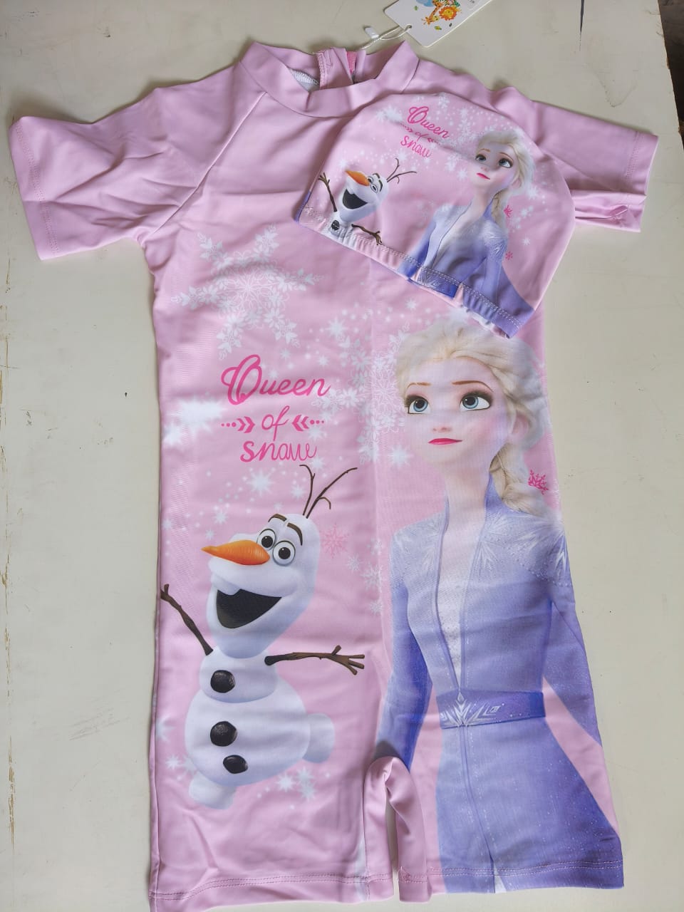 QUEEN OF SNOW Swimming Jumpsuit for Boys and Girls with cap can stretch  Back zip with long leash to make it easy for children to open or close the zip.