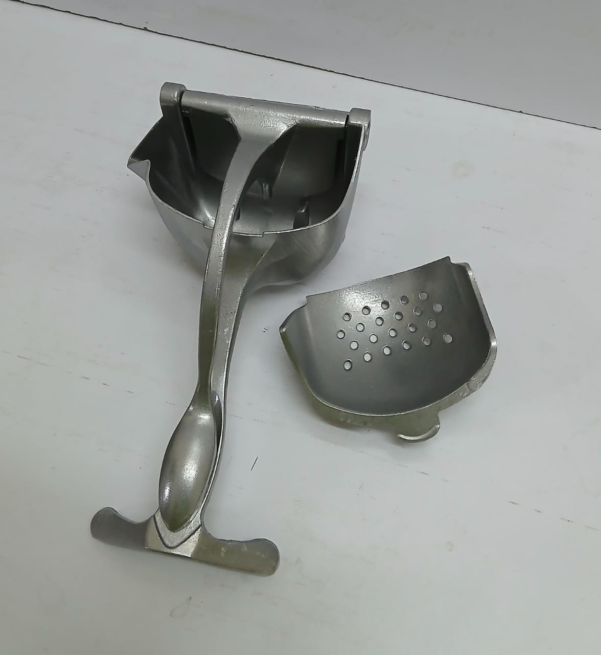 Heavy Duty Aluminum Kitchen Manual Juicer Fruit Press with Handle – Durable Handheld Citrus Squeezer for Oranges, Lemons, and Other Fresh Fruits