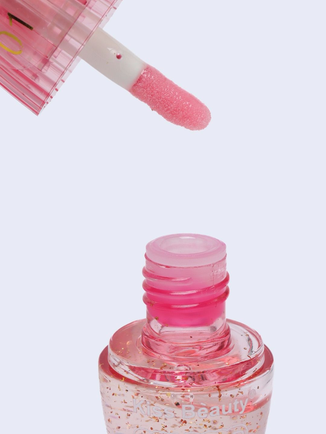 Lip Oil Gold Magic Lip Oil waterproof deeply moisturizes and softens your lips.