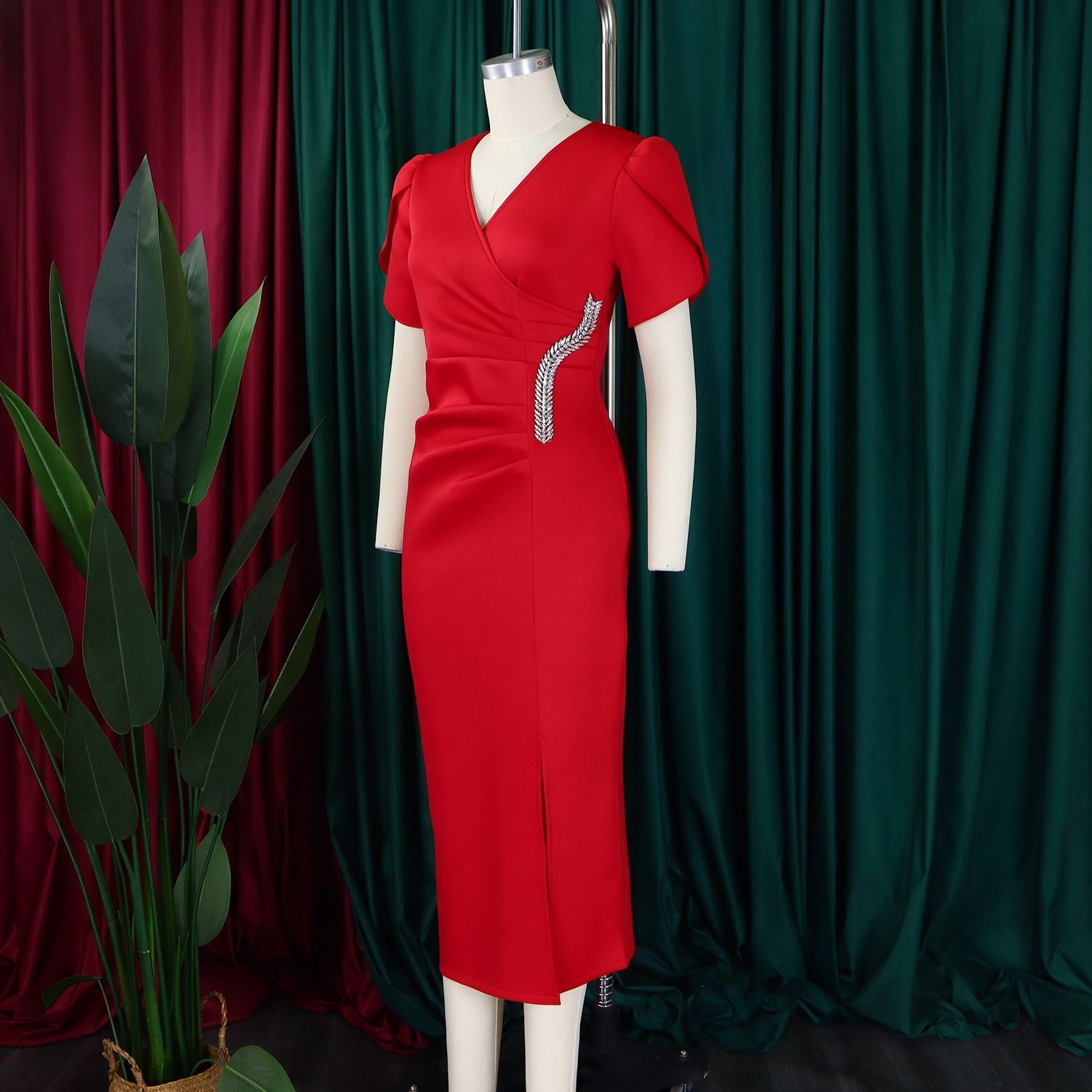 2025 African European American D579 Women's New Fashion Style Elegant V-Neck Evening Gown Beaded Dress Solid Pattern
Beaded Craftsmanship Trendy Ruffled Elements Elegant Style