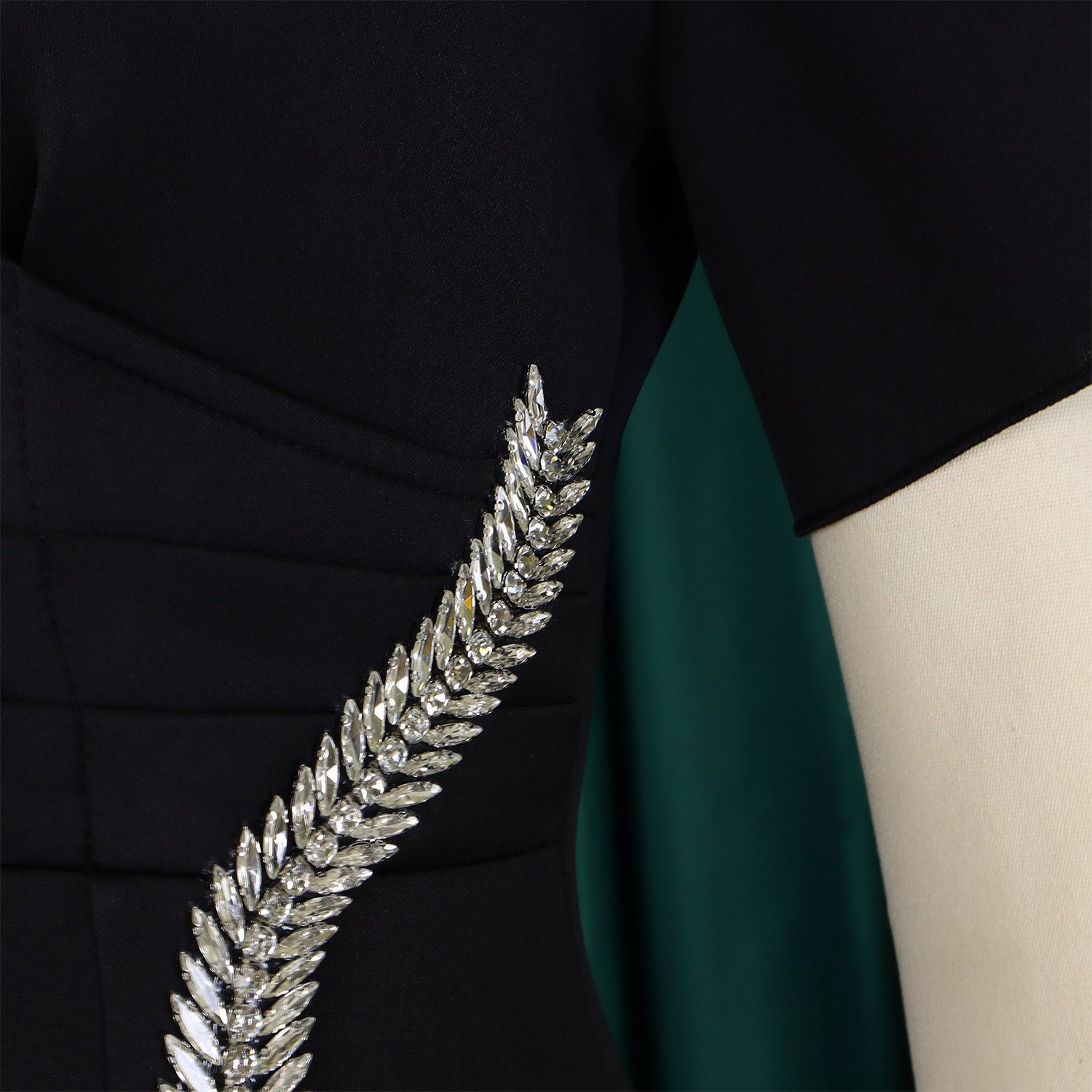 2025 African European American D579 Women's New Fashion Style Elegant V-Neck Evening Gown Beaded Dress Solid Pattern
Beaded Craftsmanship Trendy Ruffled Elements Elegant Style