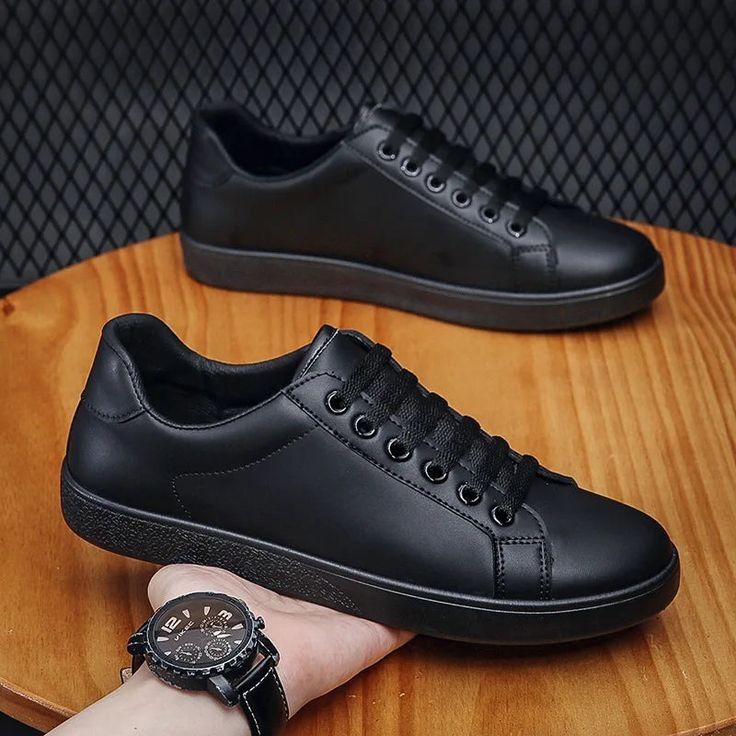 Men and women unisex canvas casual sneakers with classic design