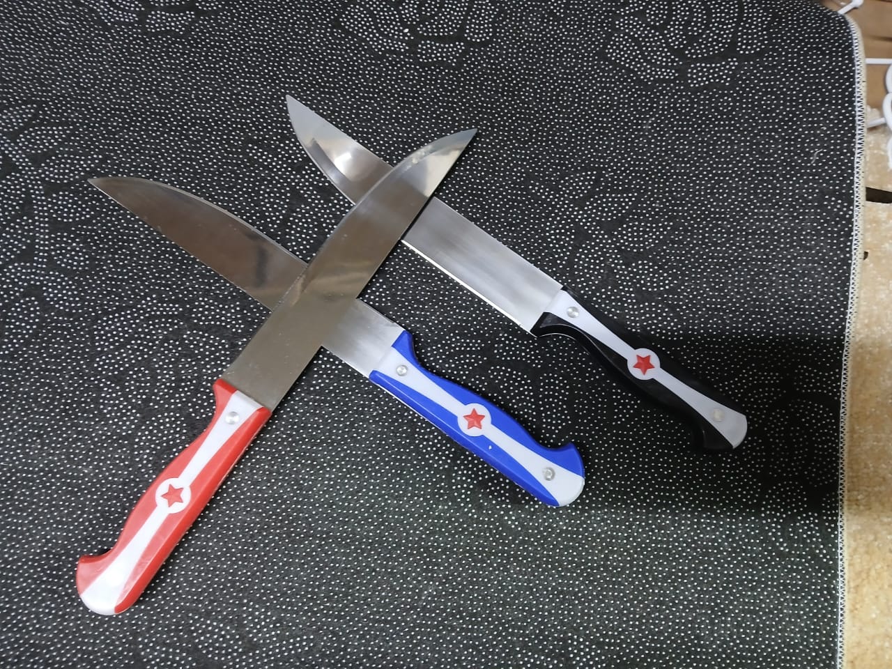 QUALITY KITCHEN KNIFE Sharp blade cuts easily through large pieces of food
Easy grip and hassle-free manoeuvring
Dishwasher safe; hand washing is recommended to retain the fine quality of the exceptio