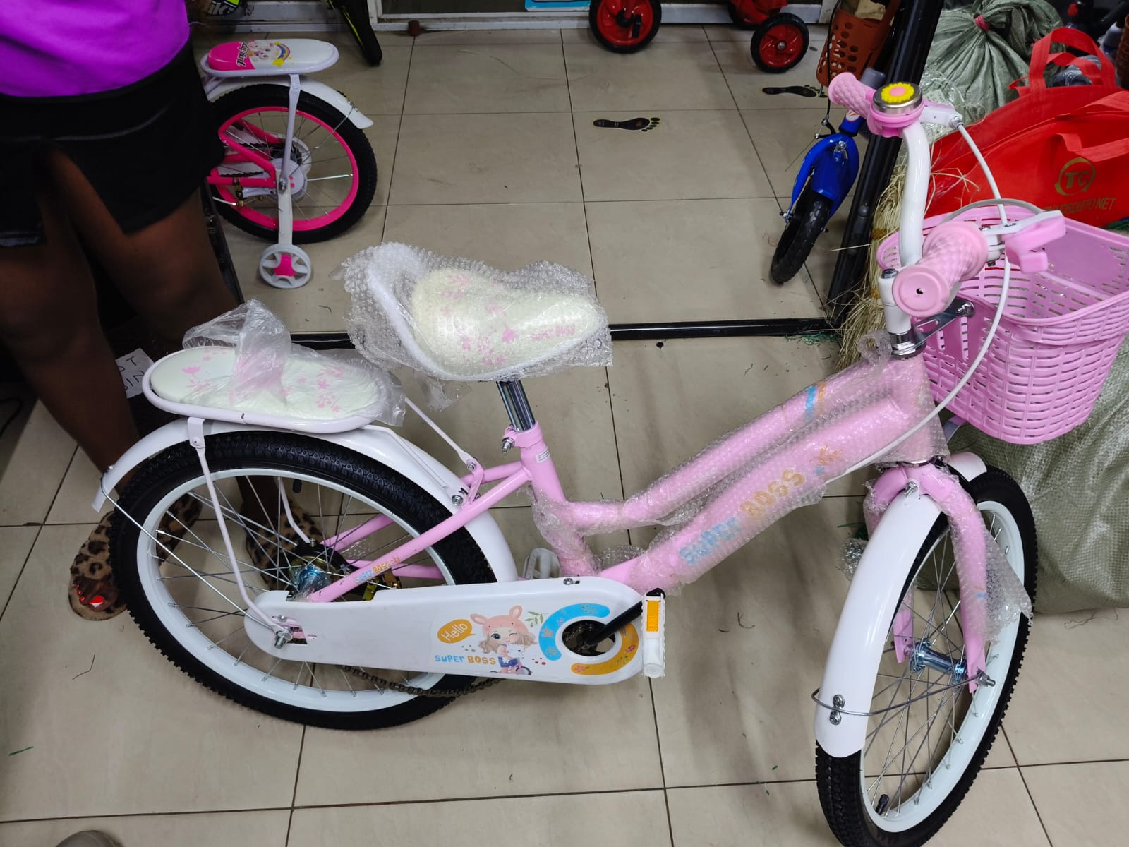 🚴‍♀️ Girls Bicycle – Pretty & Sturdy for Young Riders!
A beautifully designed pink bicycle perfect for girls aged 7-13 years, combining elegance, durability, and smooth performanc