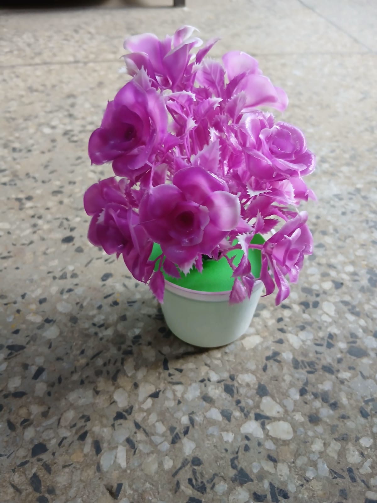 🥰🎍 Decorative Artificial Flowers.Made of high quality plastic material, this wall hangings is durable and exquisite. Upscale look Artificial flowers are perfect for any landscaping project or decor.