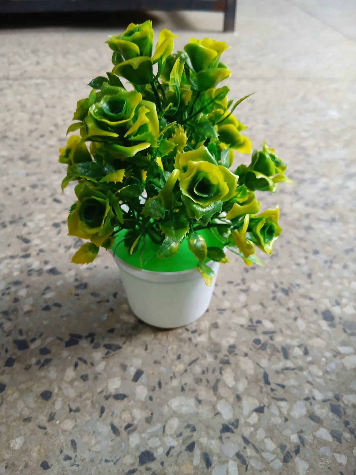 🥰🎍 Decorative Artificial Flowers.Made of high quality plastic material, this wall hangings is durable and exquisite. Upscale look Artificial flowers are perfect for any landscaping project or decor.