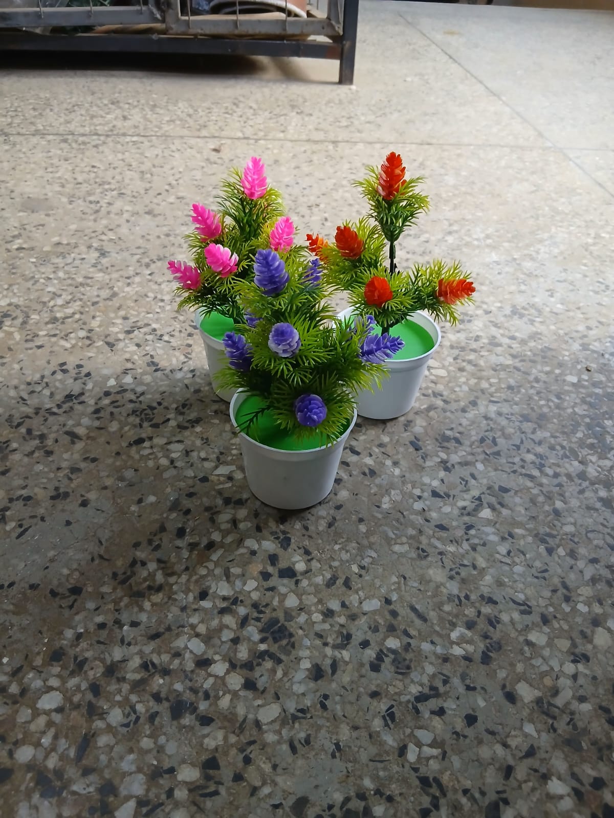 🥰🎍 Decorative Artificial Flowers.Made of high quality plastic material, this wall hangings is durable and exquisite. Upscale look Artificial flowers are perfect for any landscaping project or decor.