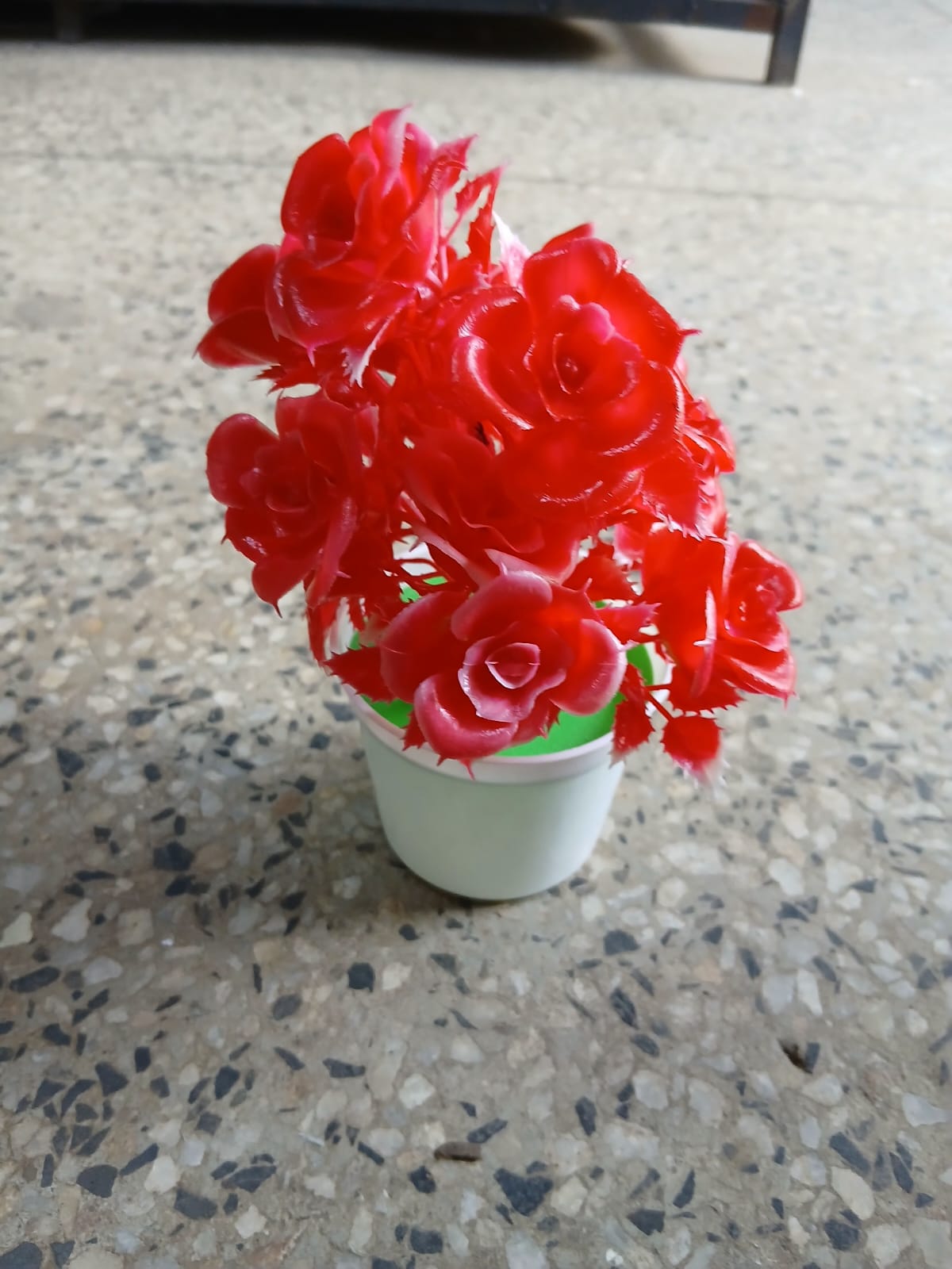 🥰🎍 Decorative Artificial Flowers.Made of high quality plastic material, this wall hangings is durable and exquisite. Upscale look Artificial flowers are perfect for any landscaping project or decor.