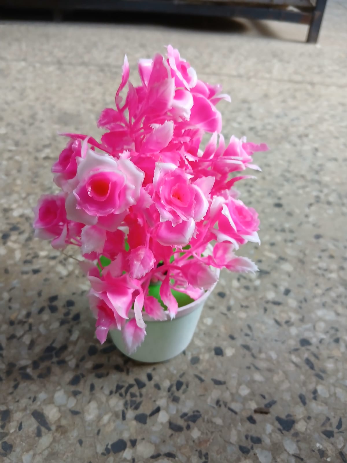 🥰🎍 Decorative Artificial Flowers.Made of high quality plastic material, this wall hangings is durable and exquisite. Upscale look Artificial flowers are perfect for any landscaping project or decor.
