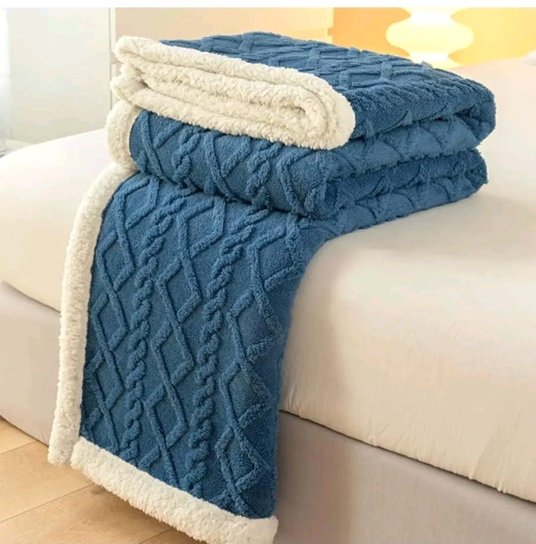 🎉🎉ENJOY COSYNESS & CONVENIENCE ✨️✨️Sherpa Fleece Blanket.Made from dual-layer fabric: soft fleece on one side, fluffy Sherpa lining on the other. With easy care attention