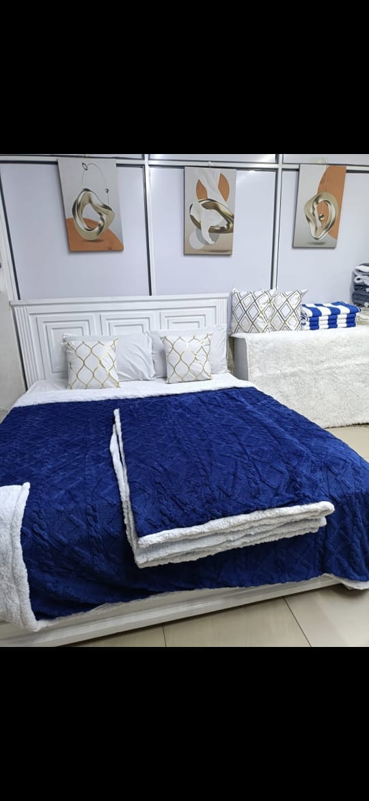 🎉🎉ENJOY COSYNESS & CONVENIENCE ✨️✨️Sherpa Fleece Blanket.Made from dual-layer fabric: soft fleece on one side, fluffy Sherpa lining on the other. With easy care attention