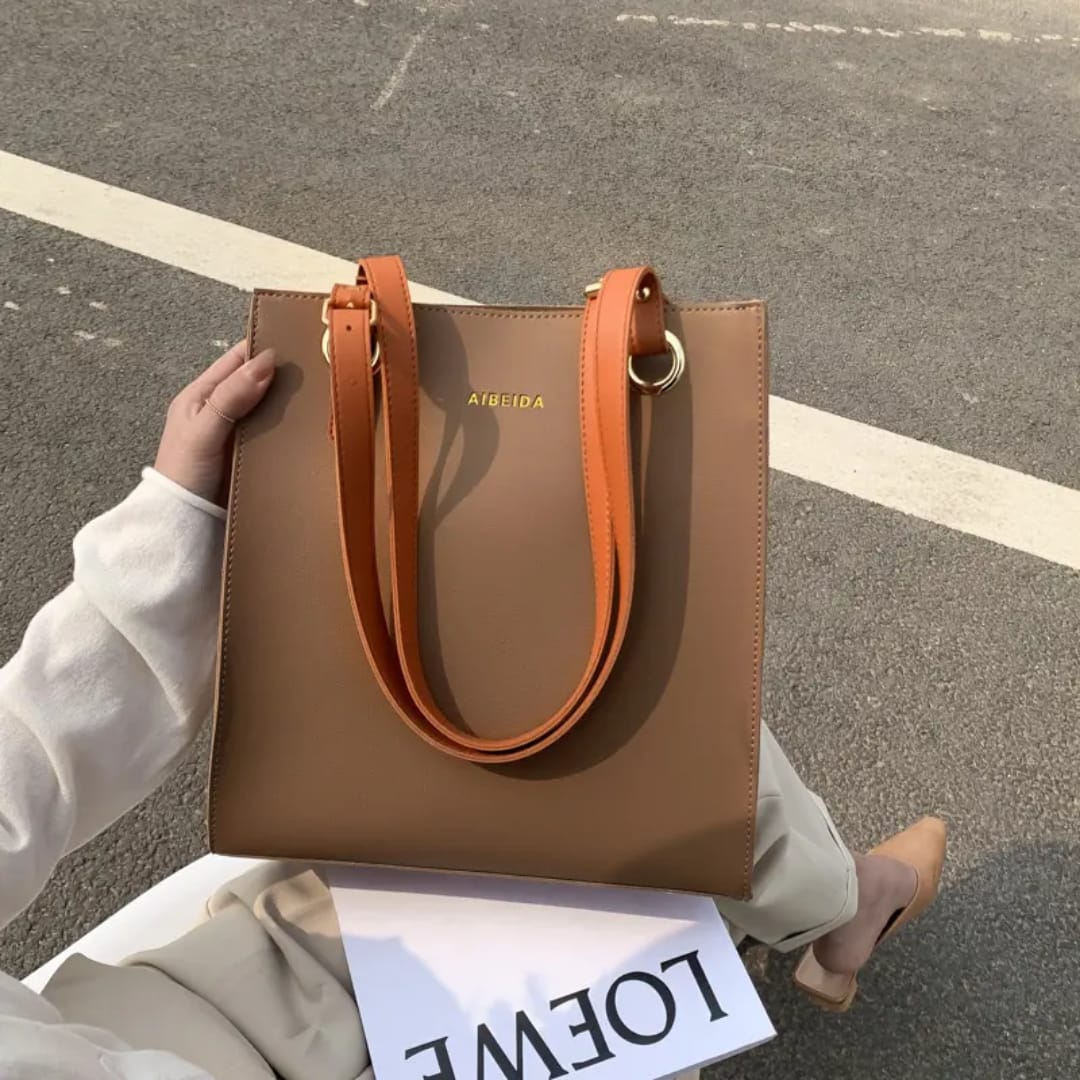 BEST QUALITY Leather handbags.
NEW ALBEIDA leather handbags,Material: PU leather,Size :*31*28 cm( inatoshea adi laptop)
  The bag is light weight and easy to carry. The bag has an adjustable shoulder.