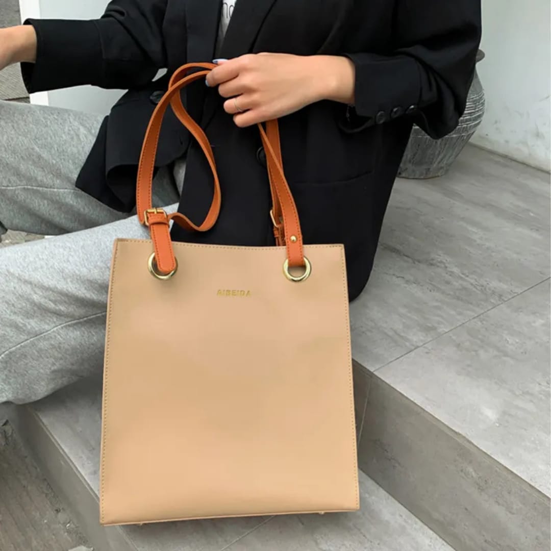 BEST QUALITY Leather handbags.
NEW ALBEIDA leather handbags,Material: PU leather,Size :*31*28 cm( inatoshea adi laptop)
  The bag is light weight and easy to carry. The bag has an adjustable shoulder.