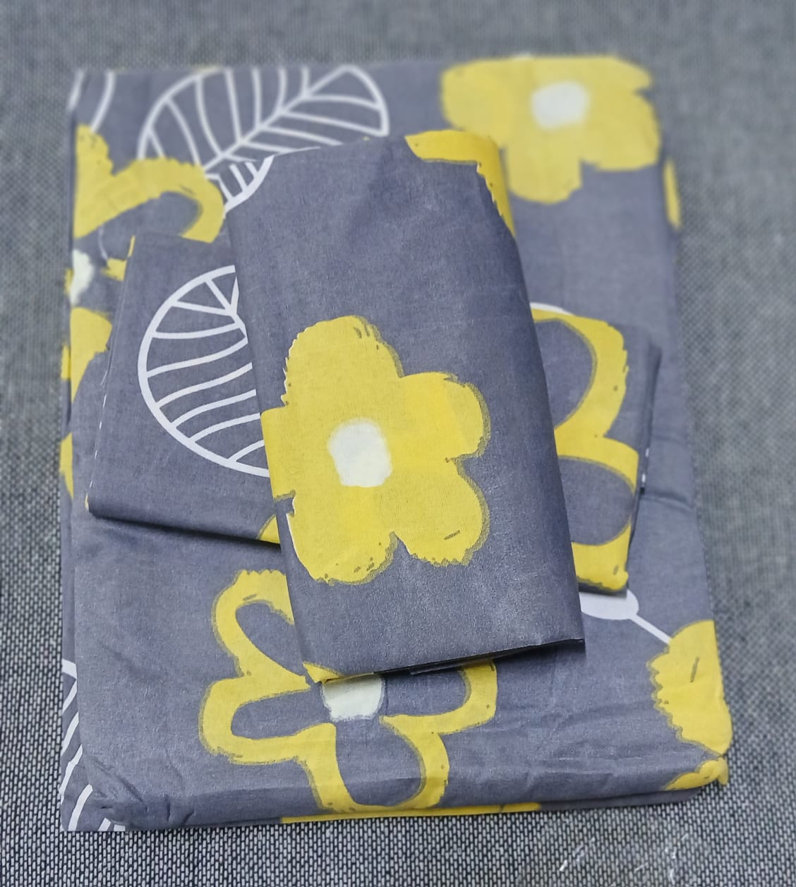 5x6 Bedsheet Set 4 Pcs (2 Bedsheets & 2 Pillowcases).  Its easy to clean and iron.4 piece bed sheet set that includes 2 flat sheet, and 2pieces of  pillowcases. Brightens your Bedroom,