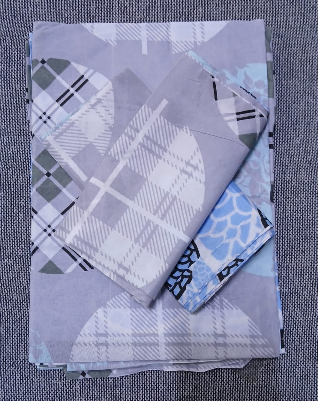 5x6 Bedsheet Set 4 Pcs (2 Bedsheets & 2 Pillowcases).  Its easy to clean and iron.4 piece bed sheet set that includes 2 flat sheet, and 2pieces of  pillowcases. Brightens your Bedroom,