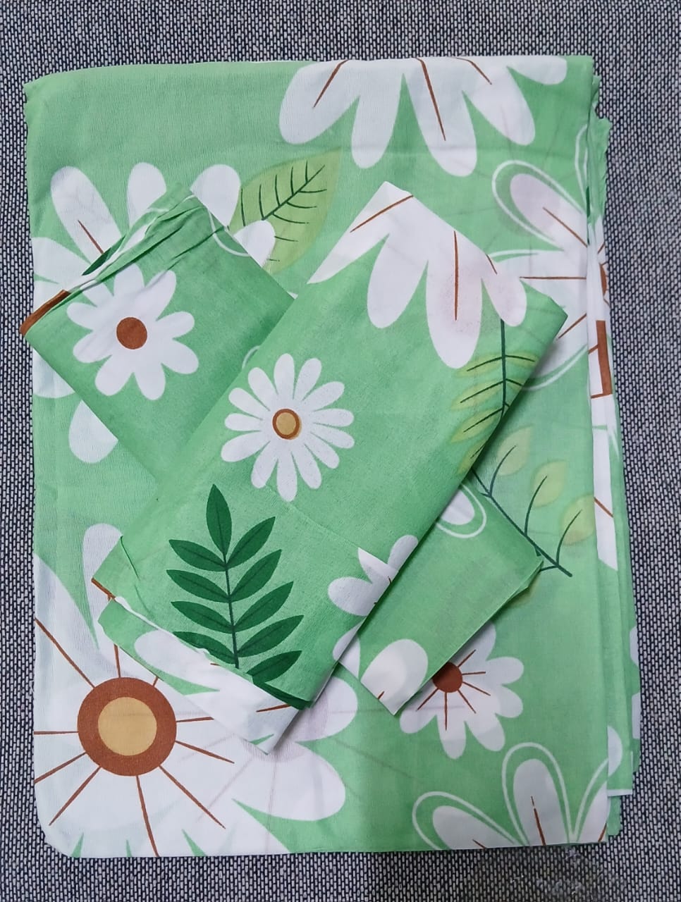 5x6 Bedsheet Set 4 Pcs (2 Bedsheets & 2 Pillowcases).  Its easy to clean and iron.4 piece bed sheet set that includes 2 flat sheet, and 2pieces of  pillowcases. Brightens your Bedroom,