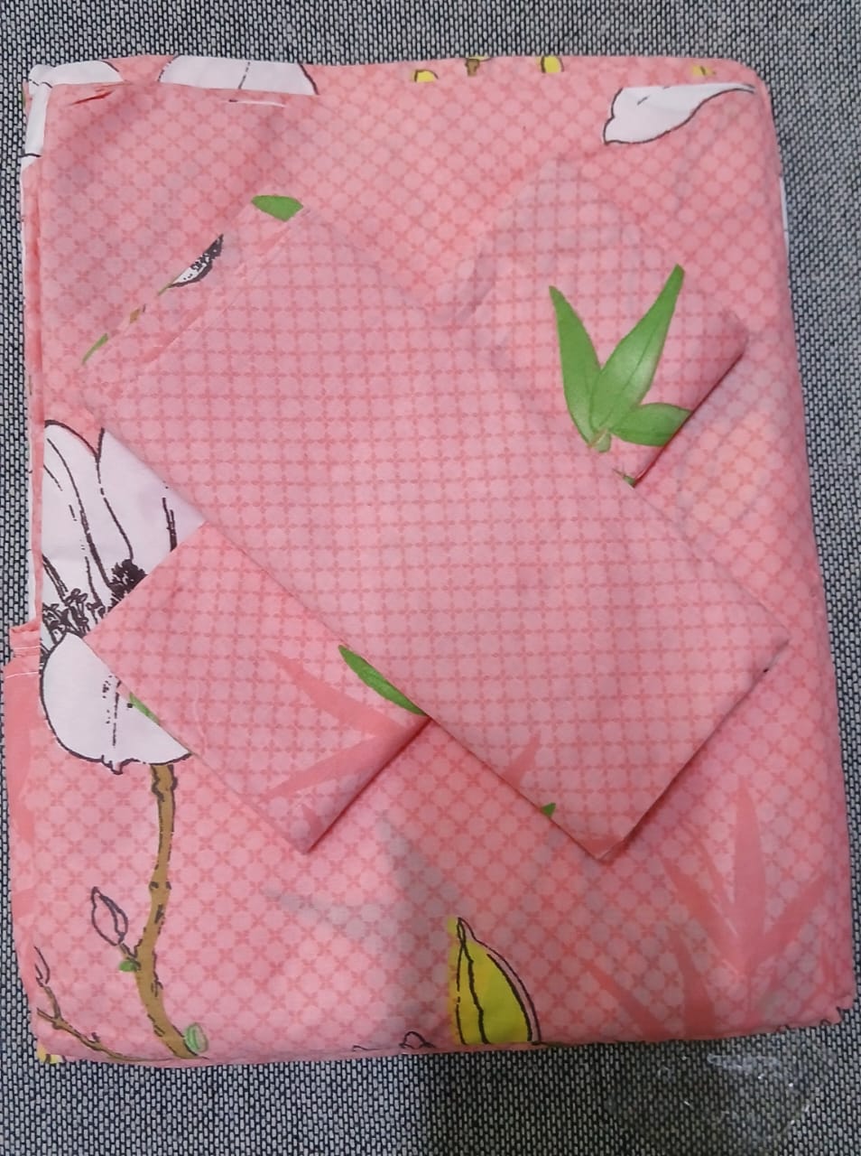 5x6 Bedsheet Set 4 Pcs (2 Bedsheets & 2 Pillowcases).  Its easy to clean and iron.4 piece bed sheet set that includes 2 flat sheet, and 2pieces of  pillowcases. Brightens your Bedroom,