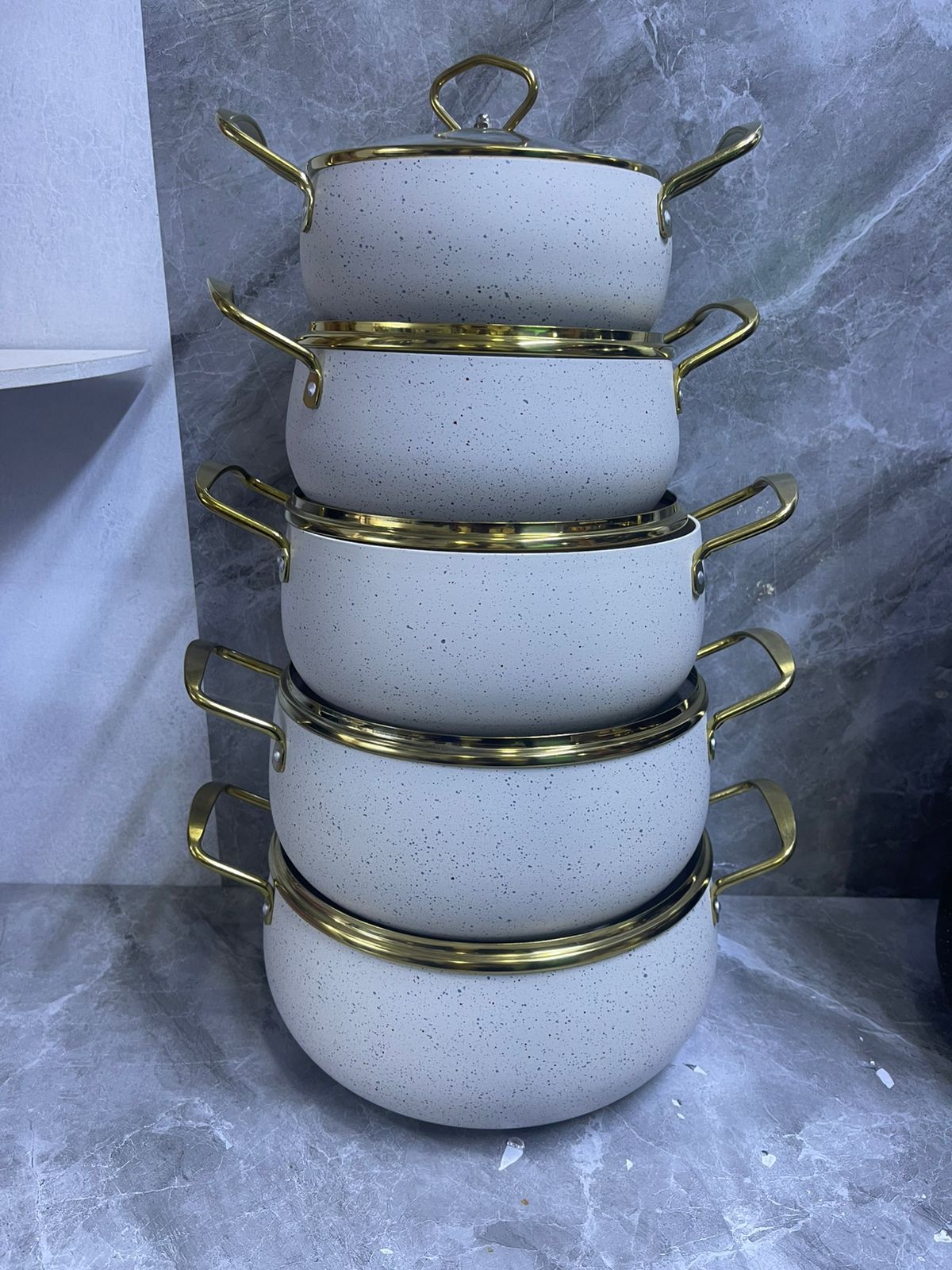 HIGH QUALITY !! 10 pcs Ambery granite cook ware set.This premium cookware set is perfect for preparing a variety of delicacies, allowing you to explore your culinary creativity with ease.