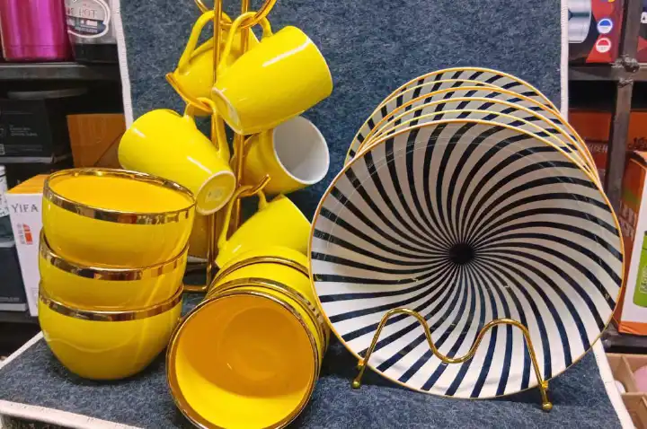 18-Piece Yellow Ceramic Dinner Set with Gold Rim – Elegant, Durable Tableware for Daily Use & Special Occasions, Easy-to-Clean Luxury Ceramic Plates, Bowls, and Cups