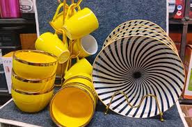 18-Piece Yellow Ceramic Dinner Set with Gold Rim – Elegant, Durable Tableware for Daily Use & Special Occasions, Easy-to-Clean Luxury Ceramic Plates, Bowls, and Cups