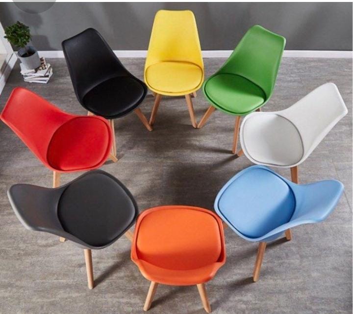 CUSHIONED PADDED EAMES MODERN PLASTIC CHAIRS WITH WOODEN LEG EAMES CREATIVE HOME AND OFFICE USE EAMES CHAIR