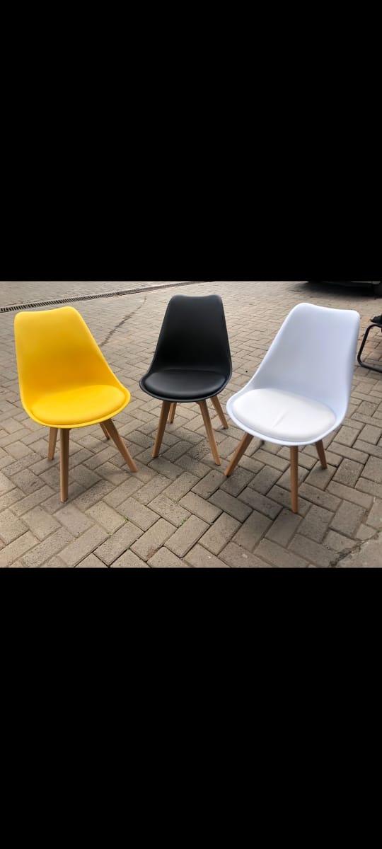 CUSHIONED PADDED EAMES MODERN PLASTIC CHAIRS WITH WOODEN LEG EAMES CREATIVE HOME AND OFFICE USE EAMES CHAIR