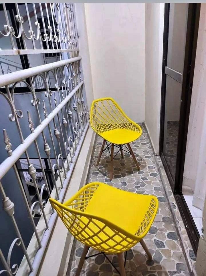 EAMES MODERN PLASTIC CHAIRS WITH WOODEN LEG EAMES CREATIVE HOME AND OFFICE USE EAMES CHAIR