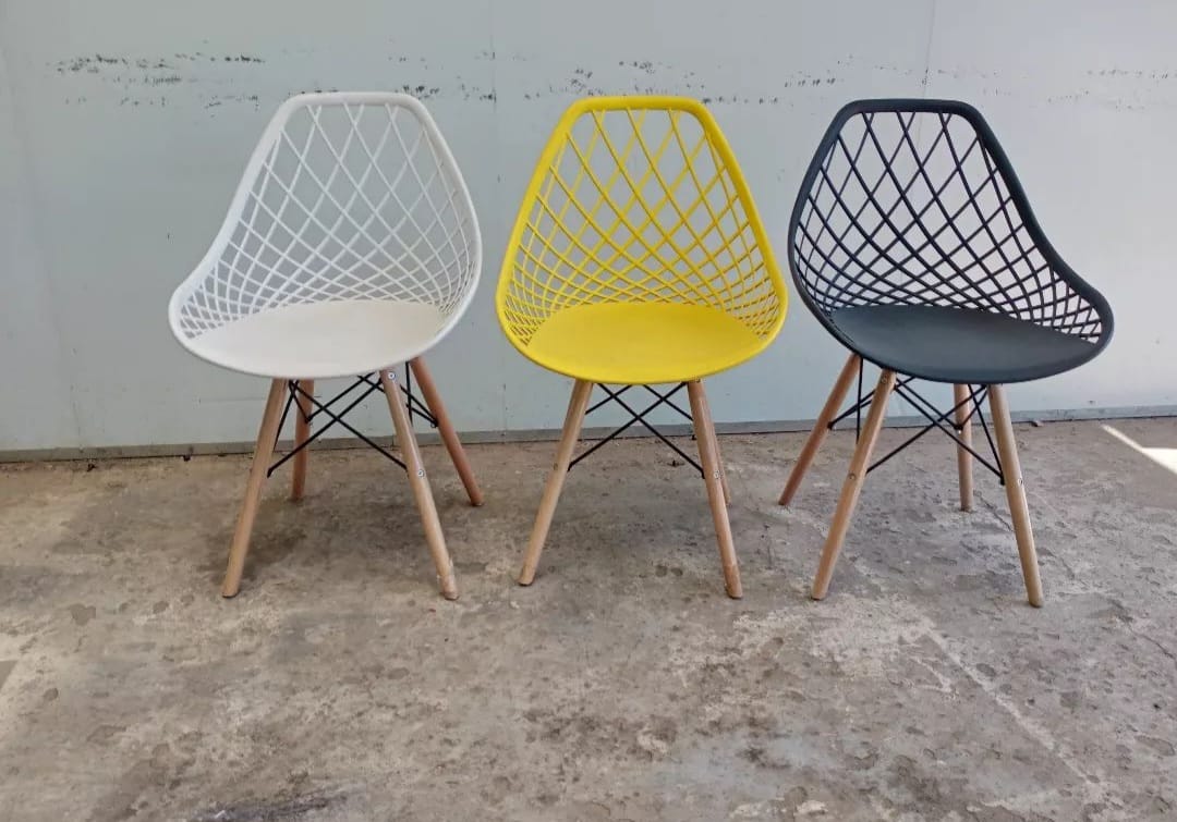 EAMES MODERN PLASTIC CHAIRS WITH WOODEN LEG EAMES CREATIVE HOME AND OFFICE USE EAMES CHAIR