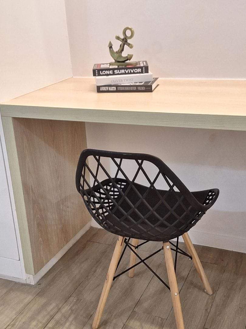 EAMES MODERN PLASTIC CHAIRS WITH WOODEN LEG EAMES CREATIVE HOME AND OFFICE USE EAMES CHAIR