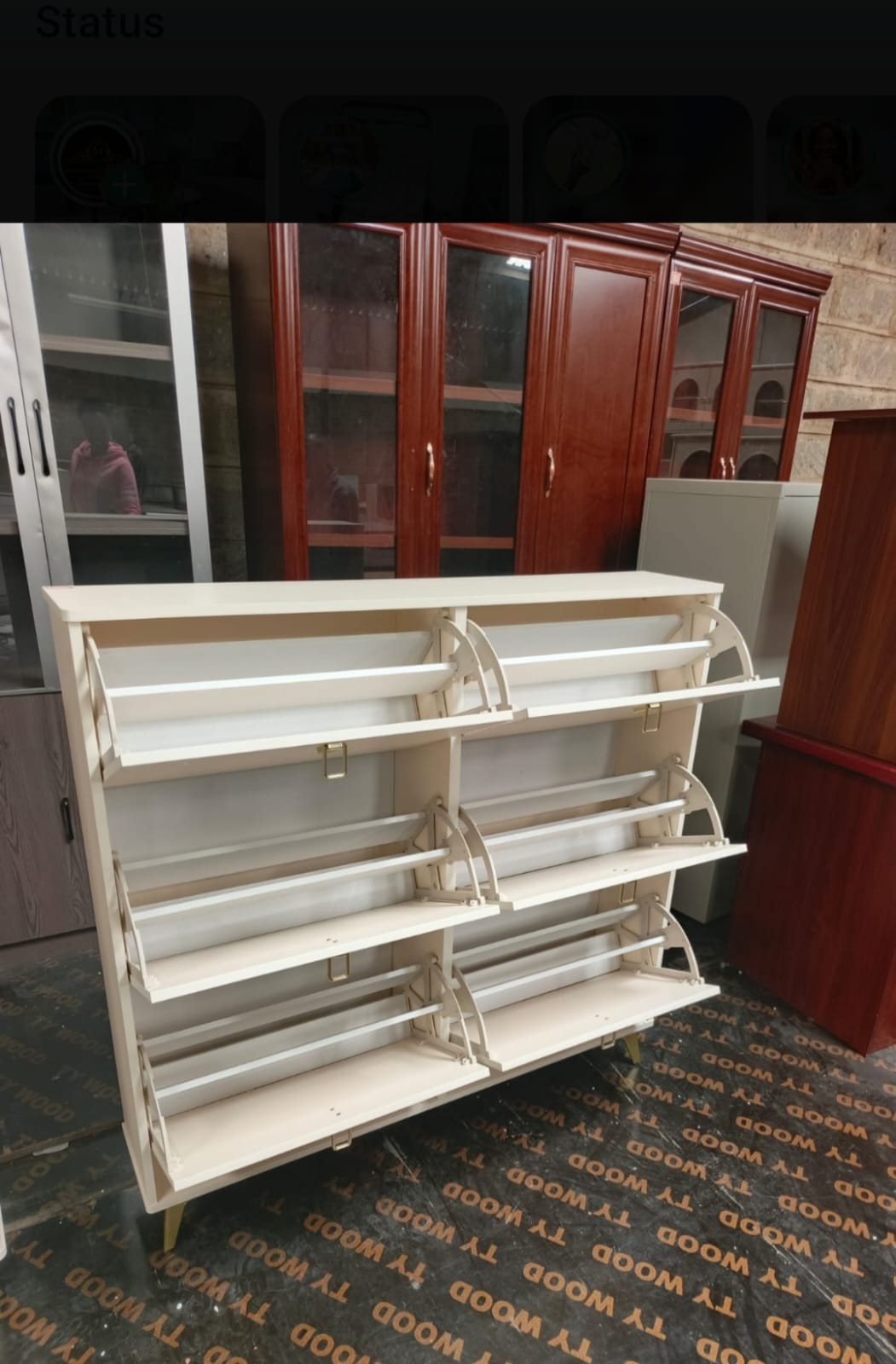 BUCKET FLIP SHOE RACK with marble effect.