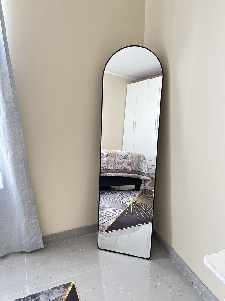✅️AVAILABLE AT THE SHOP✅️Free Standing Dressing Mirror With Wheels.Elevate your home decor and personal style with this elegant full-length standing mirror. Featuring a sleek, arched design and a stur