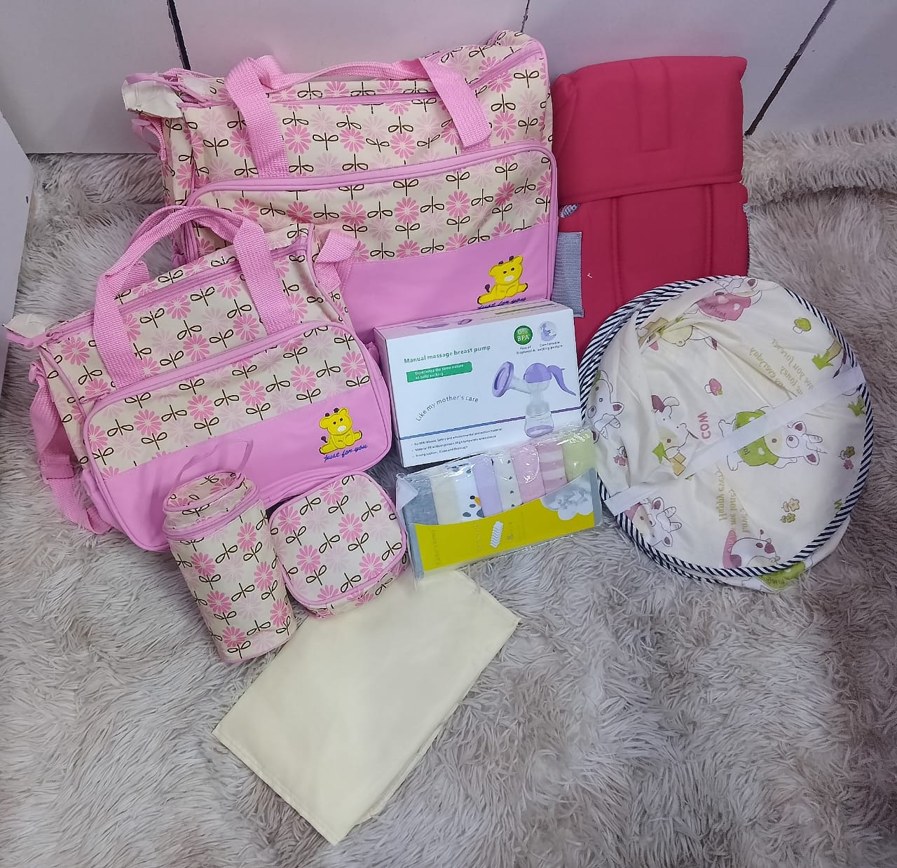 Ultimate 16-Piece Newborn Essential Gift Set & Diaper Bag Bundle.
5 in 1 diaper bag, Manual breast pump,Normal baby carrier, 8 piece washcloth and baby nest