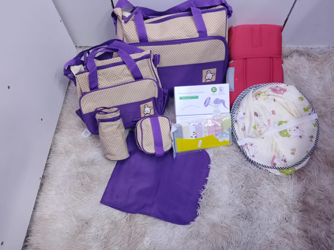 Ultimate 16-Piece Newborn Essential Gift Set & Diaper Bag Bundle.
5 in 1 diaper bag, Manual breast pump,Normal baby carrier, 8 piece washcloth and baby nest