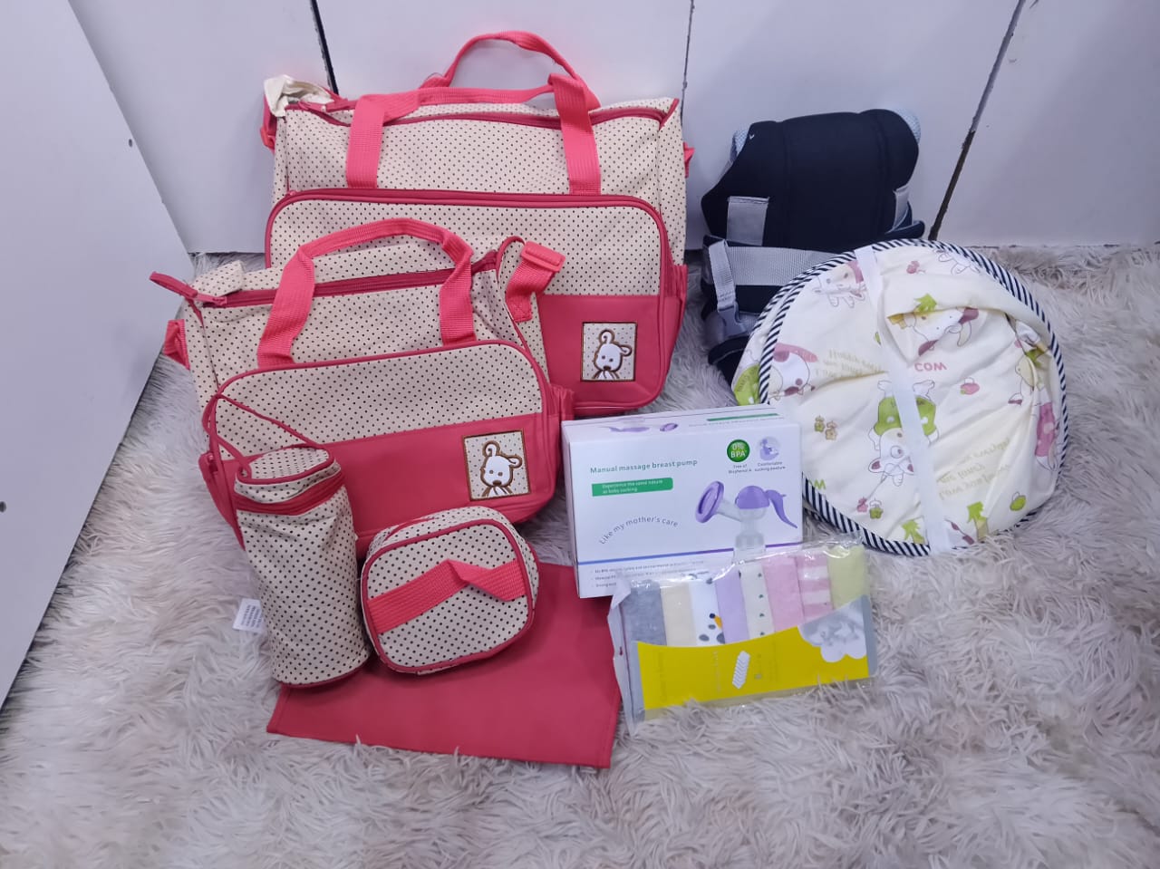Ultimate 16-Piece Newborn Essential Gift Set & Diaper Bag Bundle.
5 in 1 diaper bag, Manual breast pump,Normal baby carrier, 8 piece washcloth and baby nest