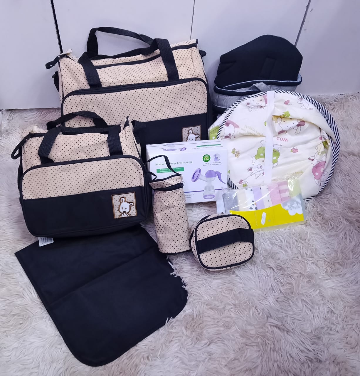 Ultimate 16-Piece Newborn Essential Gift Set & Diaper Bag Bundle.
5 in 1 diaper bag, Manual breast pump,Normal baby carrier, 8 piece washcloth and baby nest