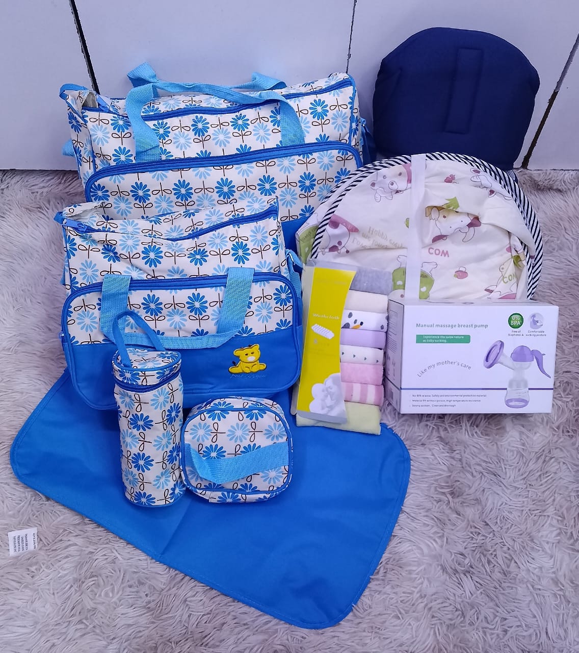 Ultimate 16-Piece Newborn Essential Gift Set & Diaper Bag Bundle.
5 in 1 diaper bag, Manual breast pump,Normal baby carrier, 8 piece washcloth and baby nest