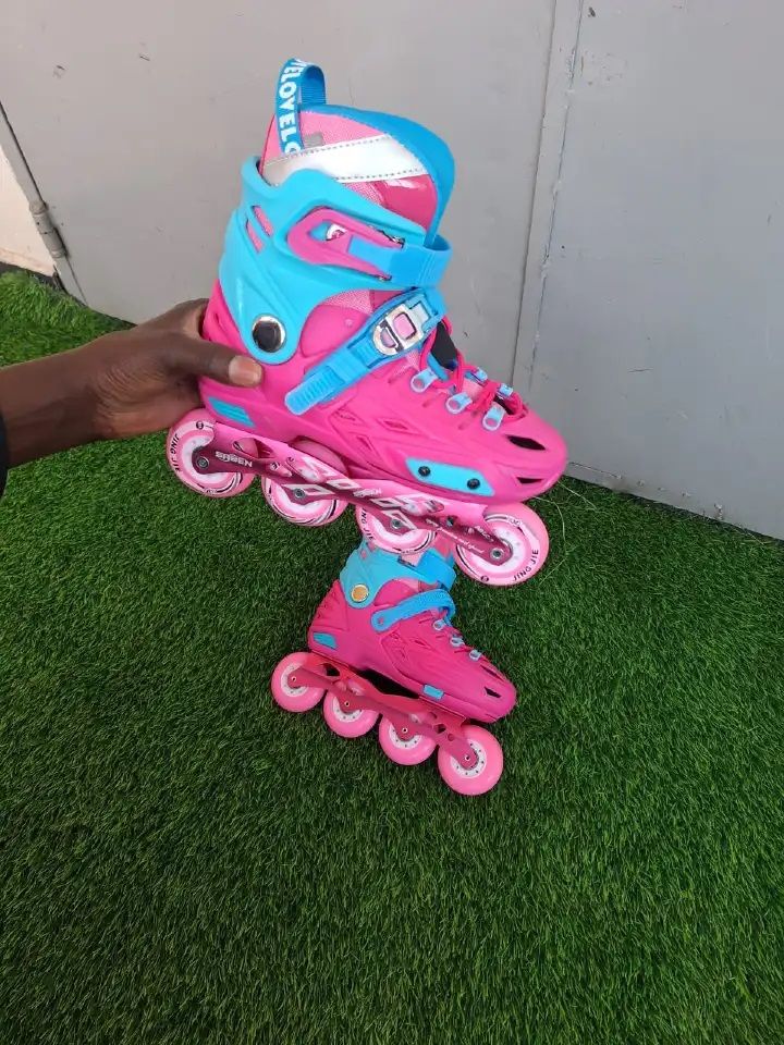 ✅️OFFER!! OFFER!! ✅️Full Set Roller Speed Skating Shoes.Adjustable roller skates shoes Protective lining in the skate shoes. Comfortable
